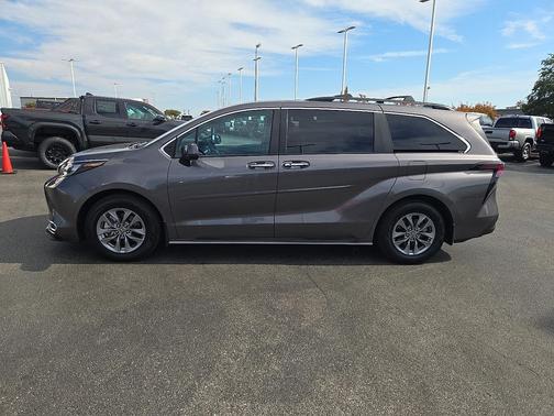 2024 Toyota Sienna XLE