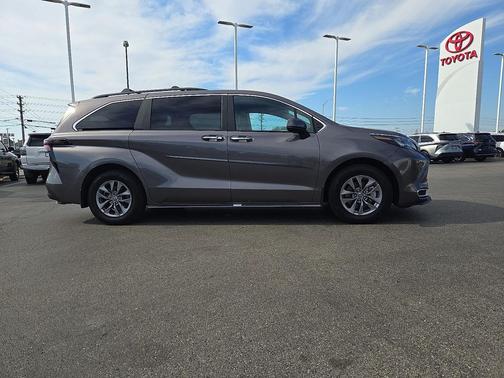 2024 Toyota Sienna XLE