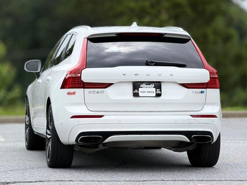 Crystal White Pearl 2019 Volvo XC60 T5 R-Design