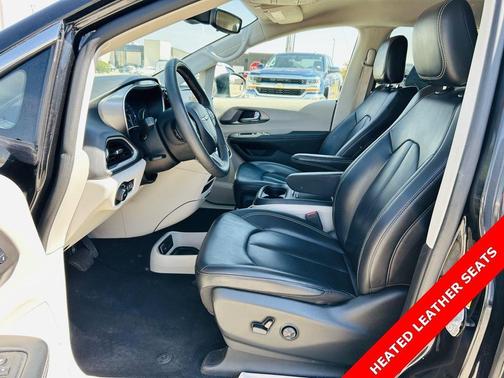 2023 Chrysler Pacifica Touring-L