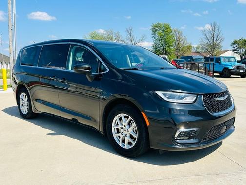 2023 Chrysler Pacifica Touring-L