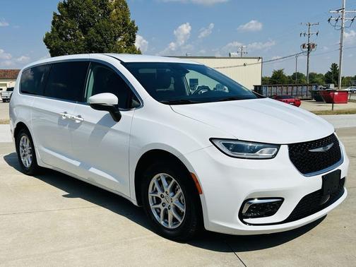 2023 Chrysler Pacifica Touring-L