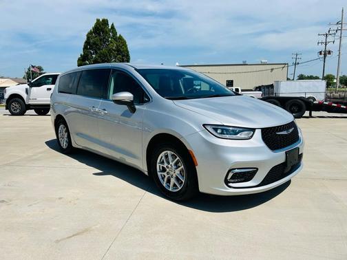2023 Chrysler Pacifica Touring-L