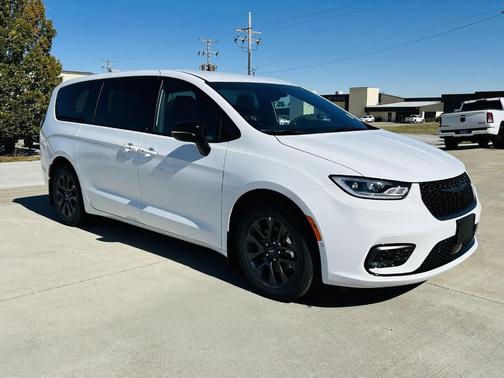 2026 Chrysler Pacifica Hybrid Select