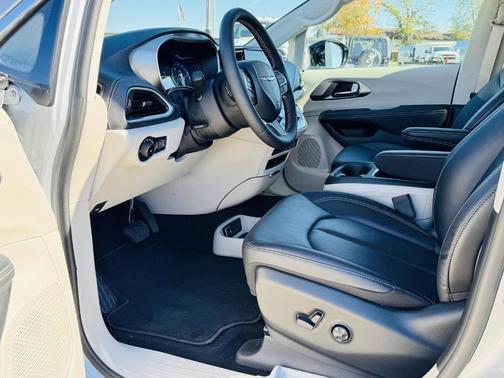 2024 Chrysler Pacifica Touring-L