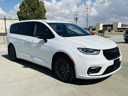2026 Chrysler Pacifica Hybrid Select