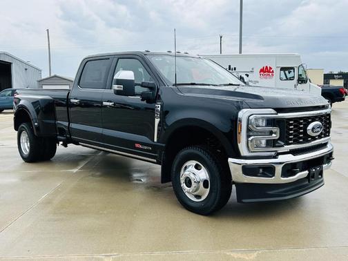 Agate Black 2026 Ford F-350 Lariat Super Duty