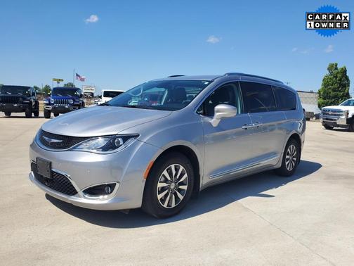 Photo 3 of 32 of 2020 Chrysler Pacifica Touring-L Plus