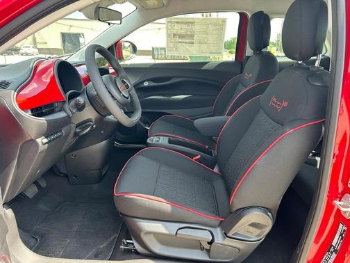 2024 FIAT 500e Base