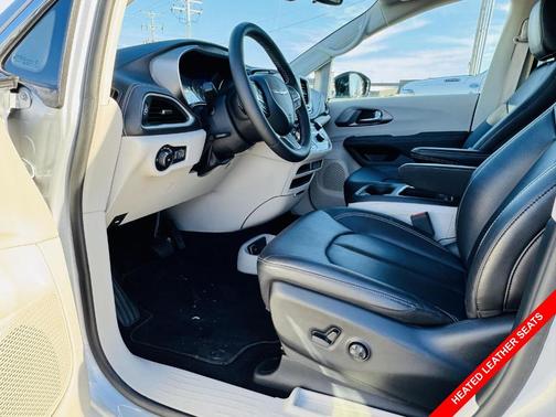 2024 Chrysler Pacifica Touring-L