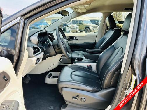 2023 Chrysler Pacifica Touring-L