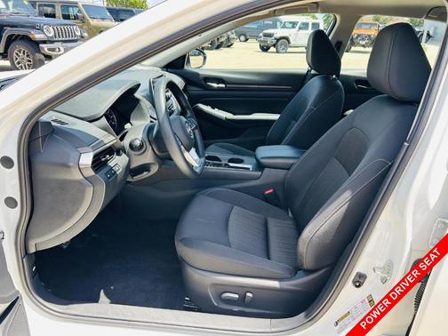 Glacier White 2025 Nissan Altima SV