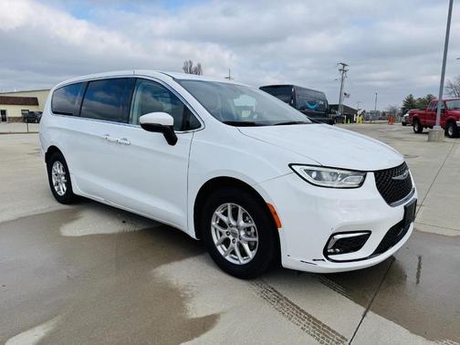 2023 Chrysler Pacifica Touring-L