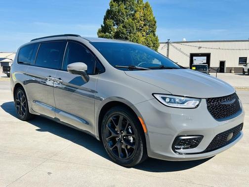 2023 Chrysler Pacifica Touring-L