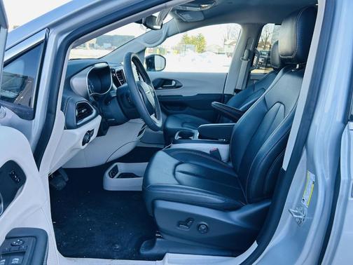 2024 Chrysler Pacifica Touring-L