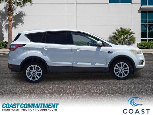 OXFORD WHITE 2017 Ford Escape SE