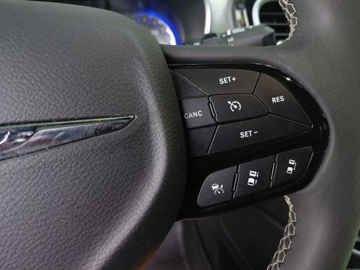 Brilliant Black Crystal Pearlcoat 2023 Chrysler Pacifica Limited