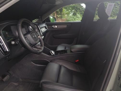 Sage Green Metallic 2025 Volvo XC40 B5 Ultra Dark Theme