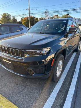 Diamond Black Crystal Pearlcoat 2022 Jeep Grand Cherokee Laredo