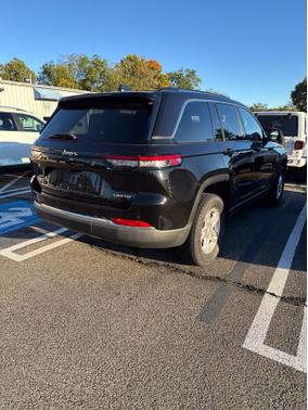 Diamond Black Crystal Pearlcoat 2022 Jeep Grand Cherokee Laredo