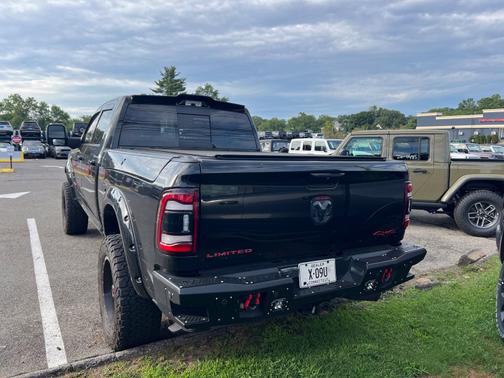 Diamond Black Crystal Pearlcoat 2023 RAM 2500 Limited