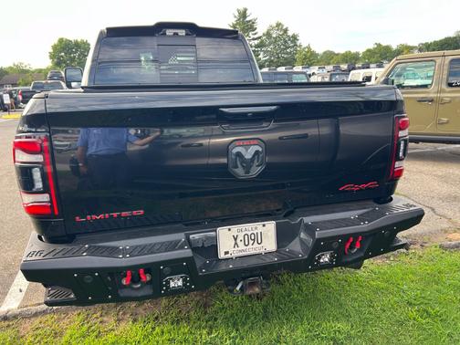 Diamond Black Crystal Pearlcoat 2023 RAM 2500 Limited