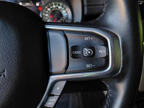Diamond Black Crystal Pearlcoat 2021 RAM 1500 Laramie