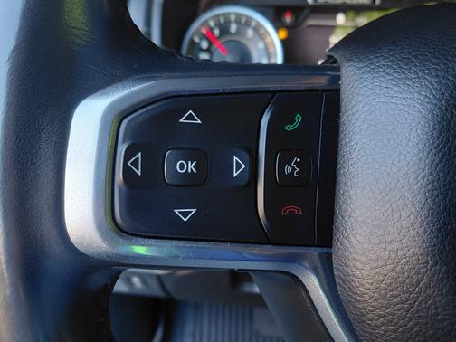 Diamond Black Crystal Pearlcoat 2021 RAM 1500 Laramie