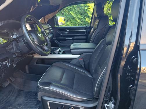 Diamond Black Crystal Pearlcoat 2021 RAM 1500 Laramie