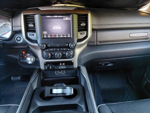 Diamond Black Crystal Pearlcoat 2021 RAM 1500 Laramie