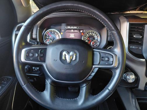 Diamond Black Crystal Pearlcoat 2021 RAM 1500 Laramie