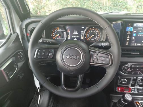 Bright White Clearcoat 2025 Jeep Gladiator Rubicon