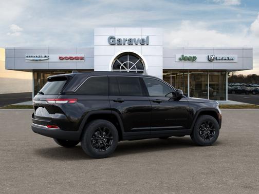 Diamond Black Crystal Pearlcoat 2026 Jeep Grand Cherokee Altitude 4x2