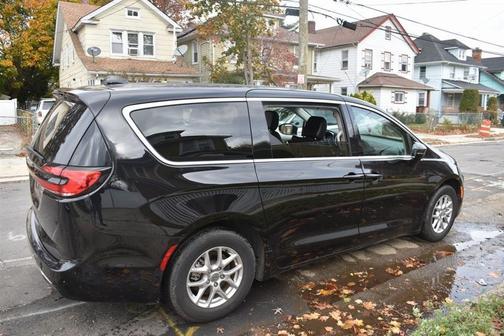 Diamond Black Crystal Pearlcoat 2025 Chrysler Pacifica L