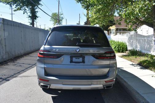 Skyscraper Gray Metallic 2025 BMW X7 xDrive40i