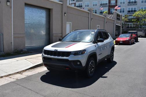 Silver Zynith Metallic Clearcoat 2025 Jeep Compass Trailhawk