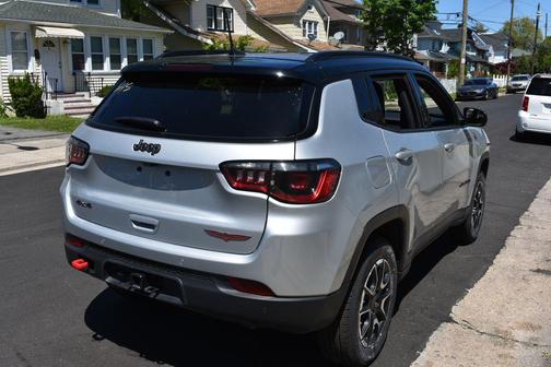 Silver Zynith Metallic Clearcoat 2025 Jeep Compass Trailhawk
