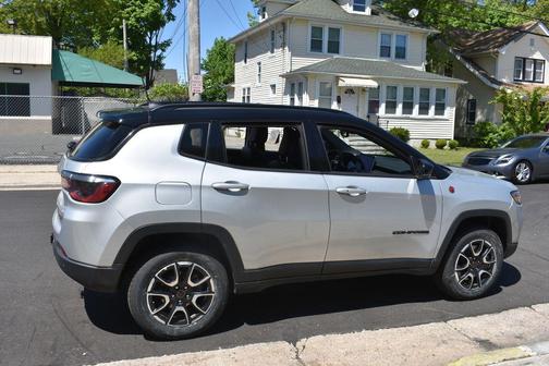 Silver Zynith Metallic Clearcoat 2025 Jeep Compass Trailhawk