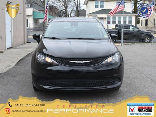 Diamond Black Crystal Pearlcoat 2024 Chrysler Voyager LX