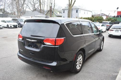 Diamond Black Crystal Pearlcoat 2024 Chrysler Voyager LX
