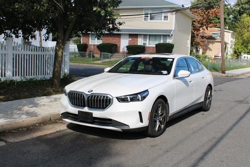 Alpine White 2026 BMW 530 i xDrive