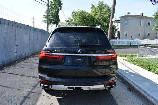 Black Sapphire Metallic 2021 BMW X7 xDrive40i