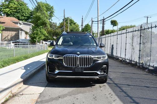 Black Sapphire Metallic 2021 BMW X7 xDrive40i