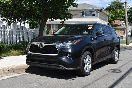 Midnight Black Metallic 2025 Toyota Highlander LE
