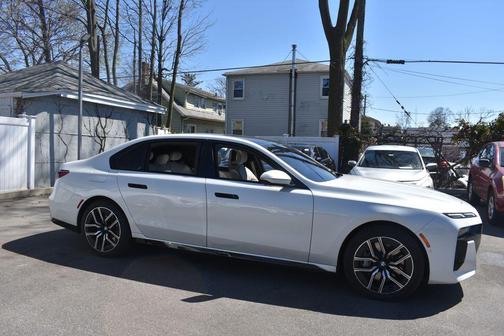 Mineral White Metallic 2025 BMW 760 xDrive