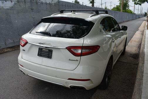 Bianco 2018 Maserati Levante S GranLusso