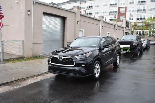 Midnight Black Metallic 2025 Toyota Highlander LE