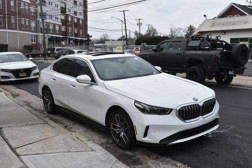 Alpine White 2024 BMW i5 eDrive40