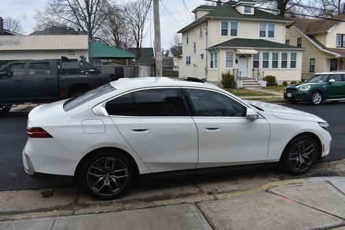 Alpine White 2024 BMW i5 eDrive40