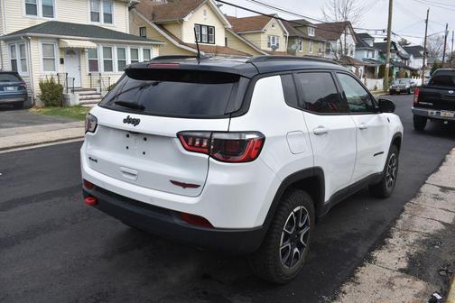 Bright White Clearcoat 2024 Jeep Compass Trailhawk